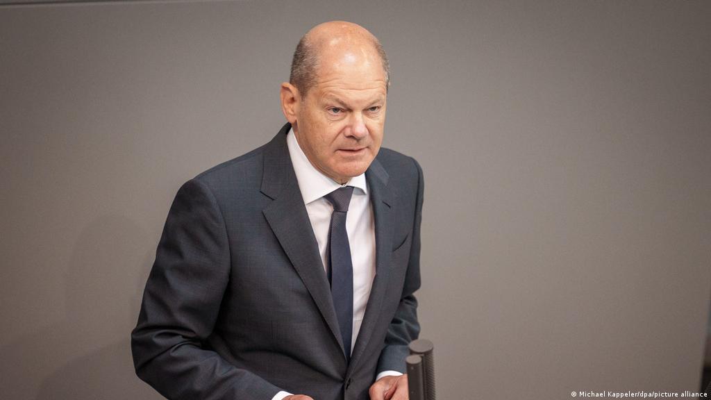 How much is Olaf Scholz’s estimated earnings