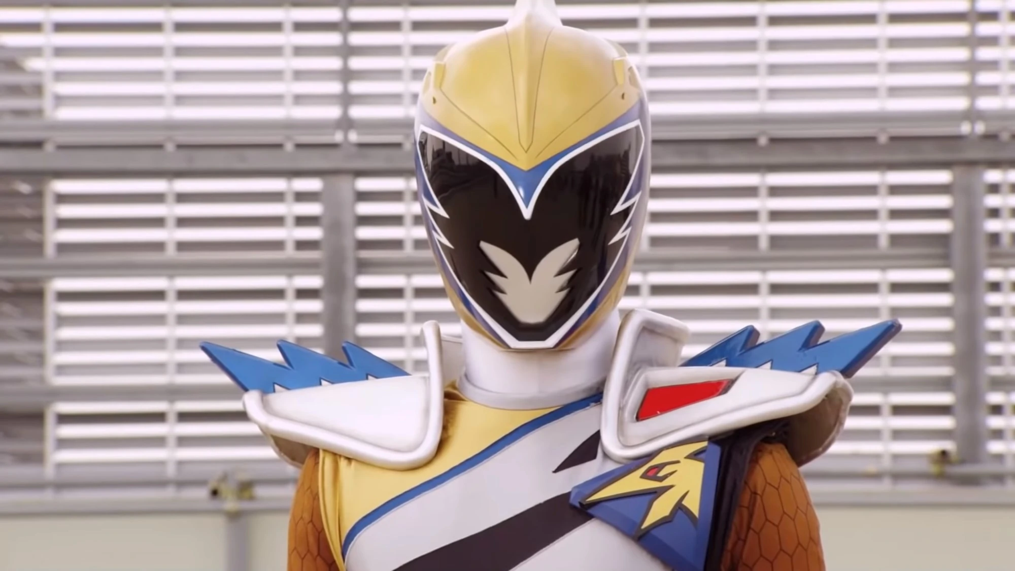 GOLD RANGER (DINO CHARGE)