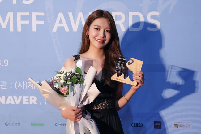 What are some of the awards and fame Sooyoung received