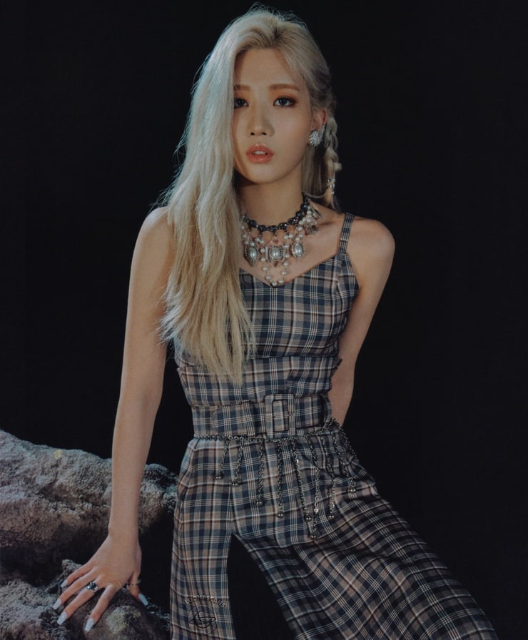 How difficult was Kim Lip’s journey as a rising singer