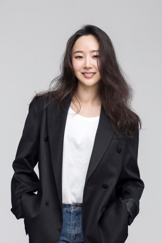 What do we know about Min Hee Jin's Education