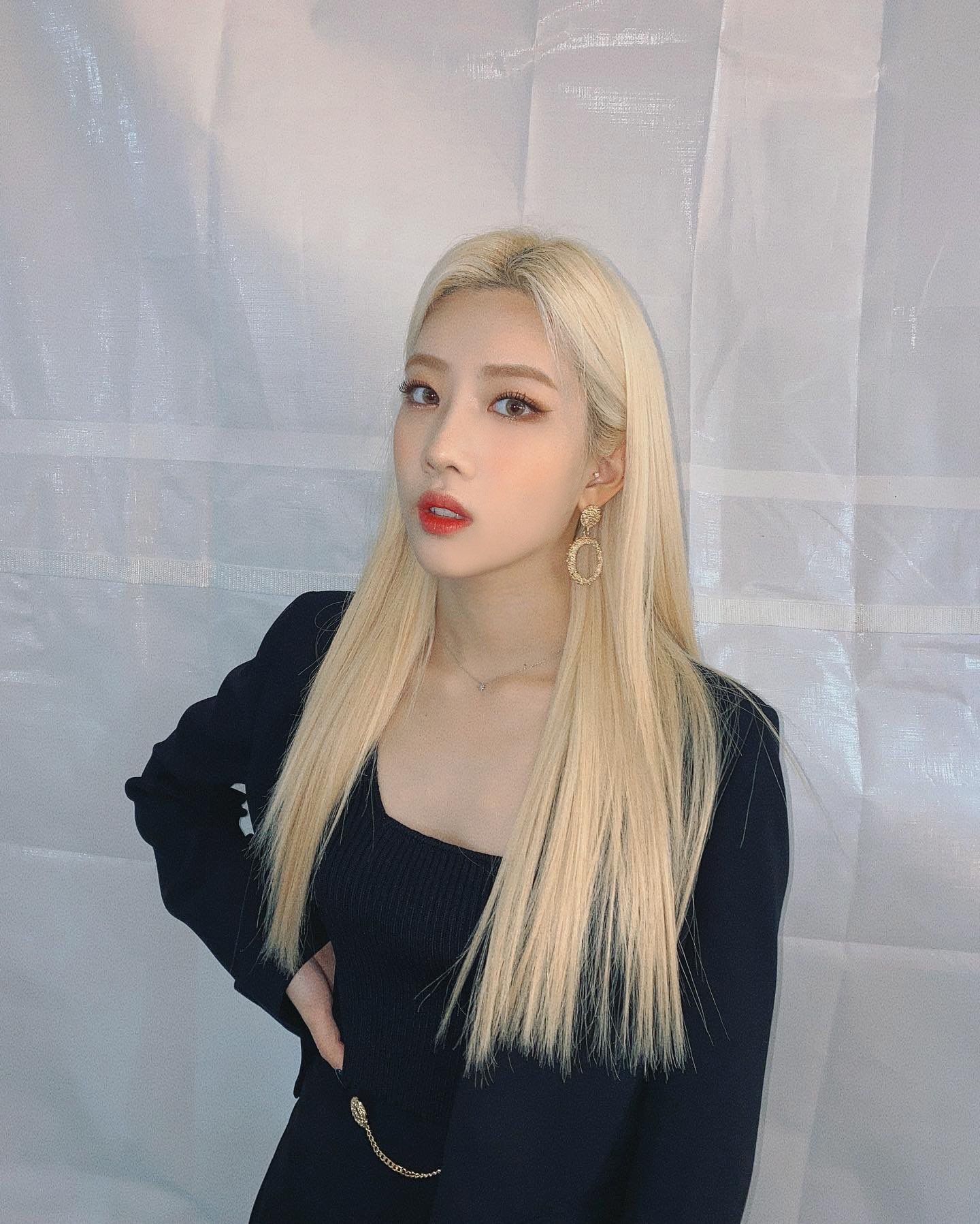 What is known about Kim Lip’s early life